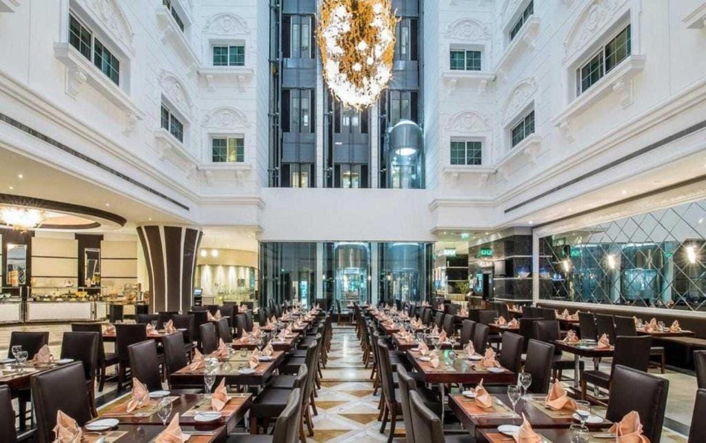 Sunday Hotel Holiday International Dubai — 5