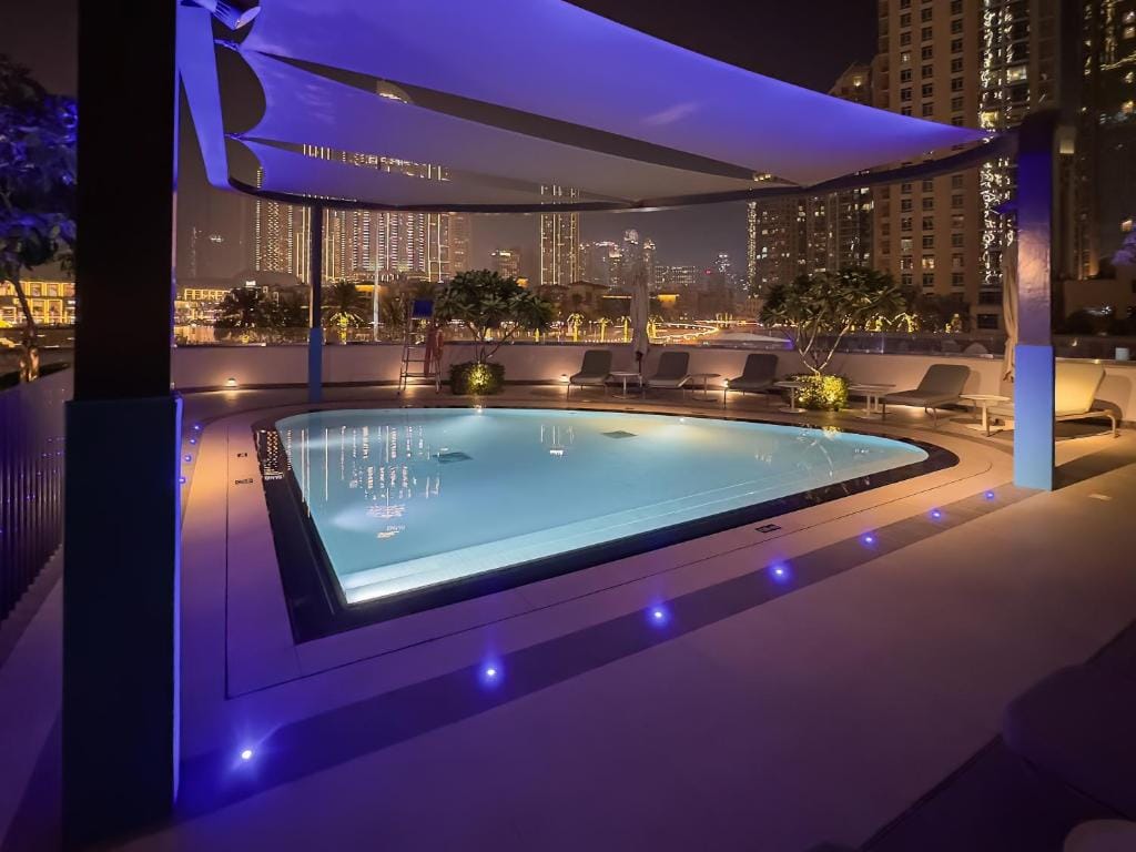 Luxury 1BR 5min to Dubai Mall Burj Khalifa View from pool — 4
