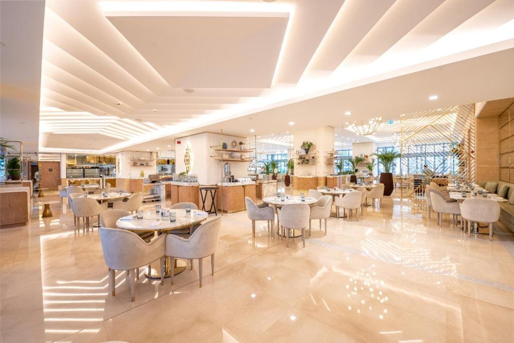 Ultra Luxury Palm Tower with Shared Hotel Facilities — 2